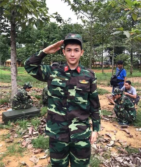 越南一军官因长相帅气走红网络,颜值不亚于当红明星 越南一军官因长相帅气走红网络,颜值不亚于当红明星