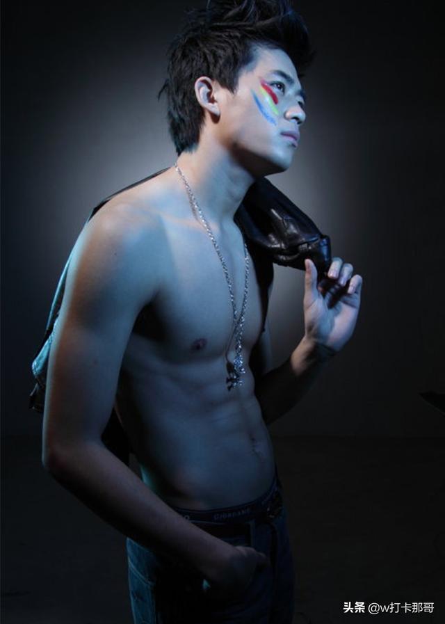 因伤断了篮球梦,却成为了时尚男模、银幕热血硬汉 因伤断了篮球梦,却成为了时尚男模、银幕热血硬汉