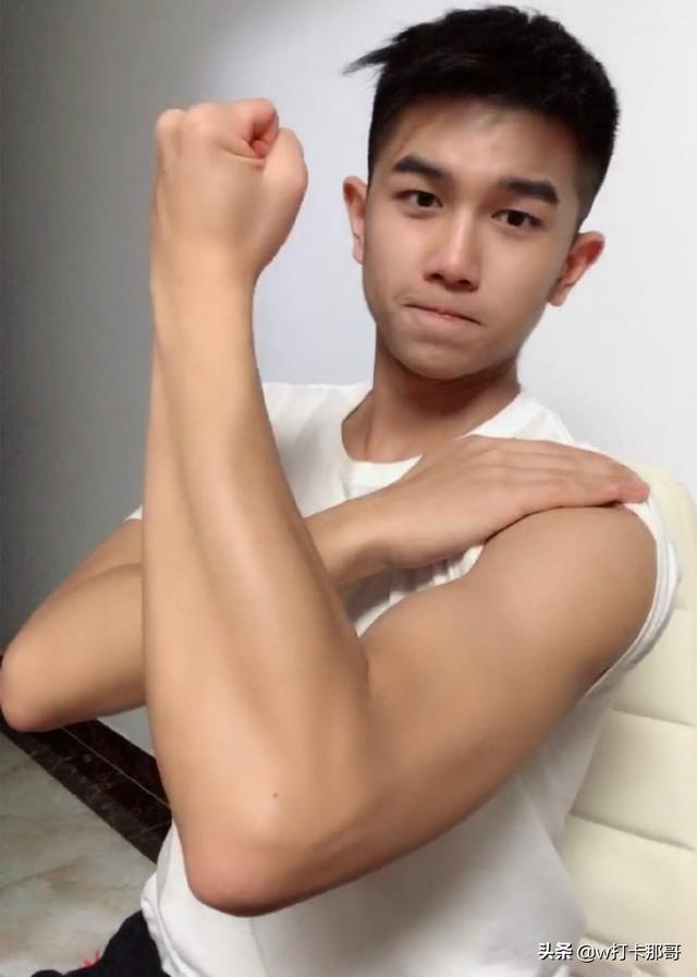 99年的小哥哥已经凭借短视频,受到超多男女网友的喜欢 99年的小哥哥已经凭借短视频,受到超多男女网友的喜欢