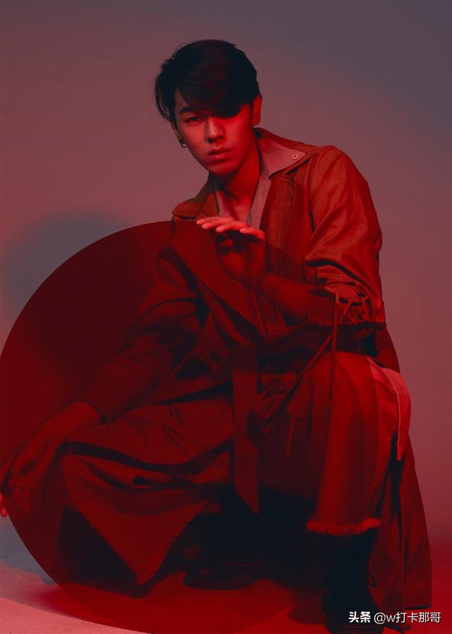 从屌丝男逆袭成时尚男模,这位偶像颜值95后,黑点都迷人 从屌丝男逆袭成时尚男模,这位偶像颜值95后,黑点都迷人
