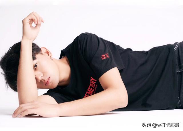 从屌丝男逆袭成时尚男模,这位偶像颜值95后,黑点都迷人 从屌丝男逆袭成时尚男模,这位偶像颜值95后,黑点都迷人