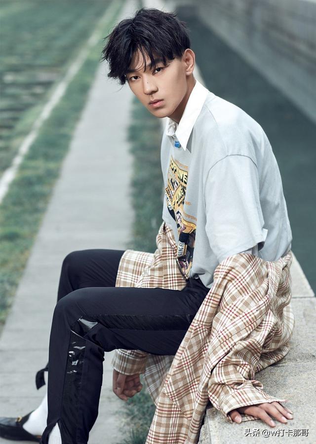 从屌丝男逆袭成时尚男模,这位偶像颜值95后,黑点都迷人 从屌丝男逆袭成时尚男模,这位偶像颜值95后,黑点都迷人