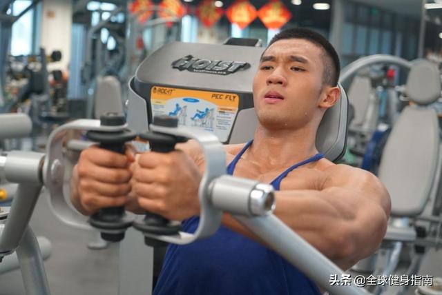 健美级黄晓明火遍朋友圈!网友:敢不敢再骚一点? 健美级黄晓明火遍朋友圈!网友:敢不敢再骚一点?