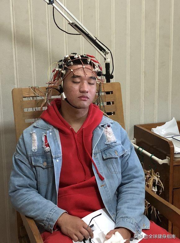 健美级黄晓明火遍朋友圈!网友:敢不敢再骚一点? 健美级黄晓明火遍朋友圈!网友:敢不敢再骚一点?