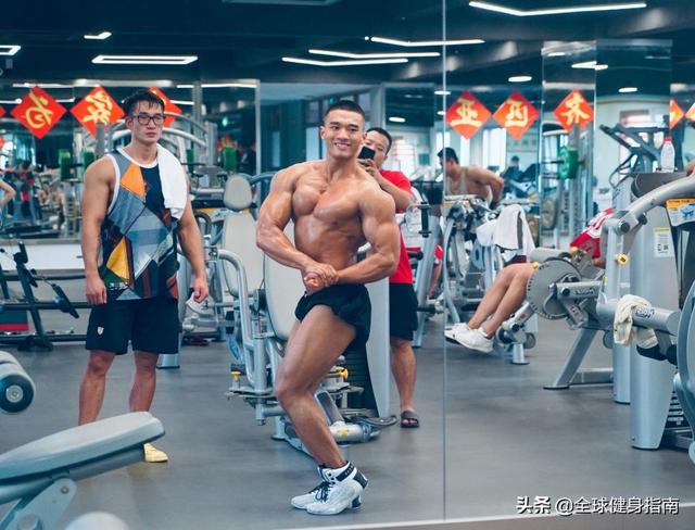 健美级黄晓明火遍朋友圈!网友:敢不敢再骚一点? 健美级黄晓明火遍朋友圈!网友:敢不敢再骚一点?