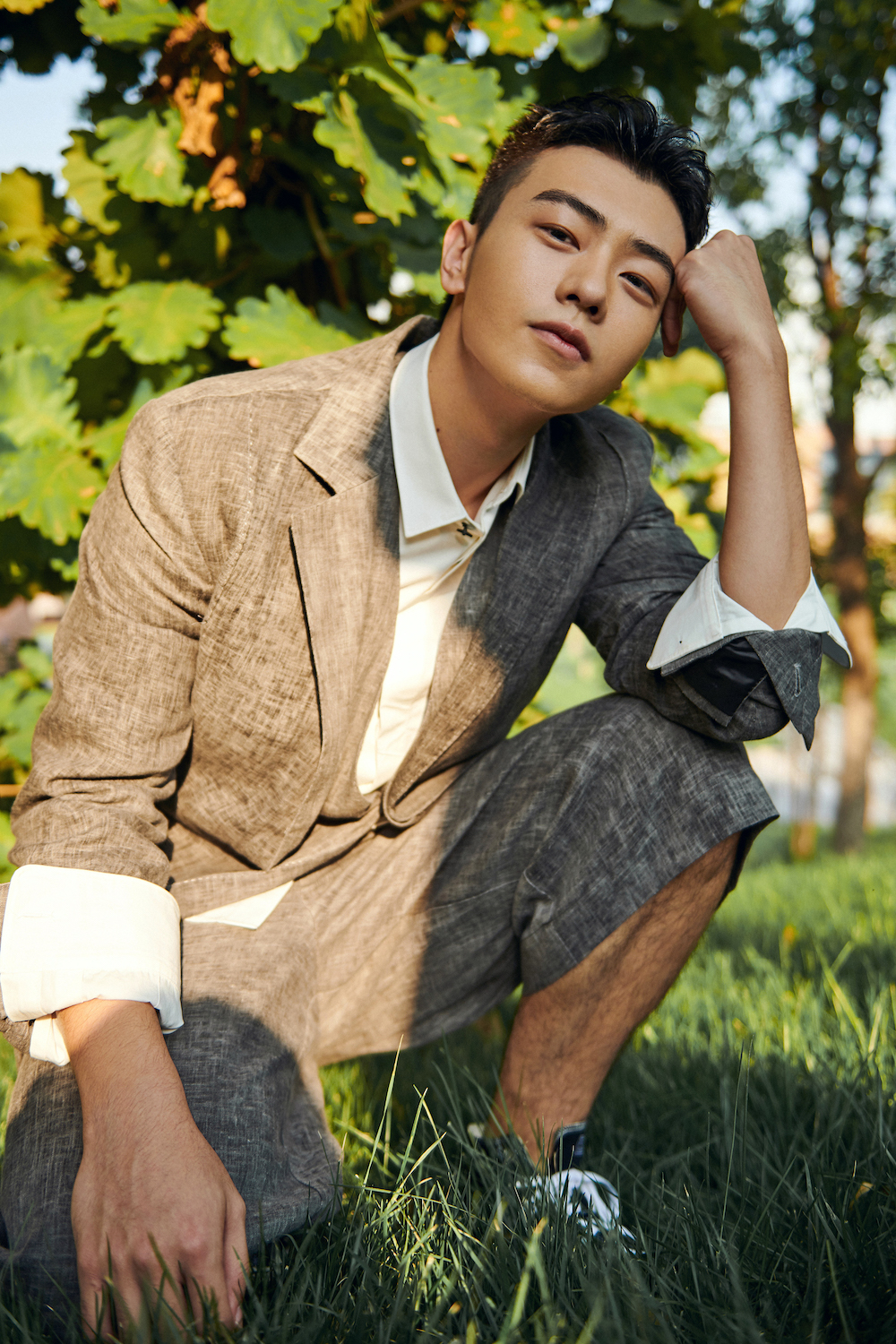 于翔亮修身西装 简约造型彰显时尚态度 于翔亮修身西装 简约造型彰显时尚态度