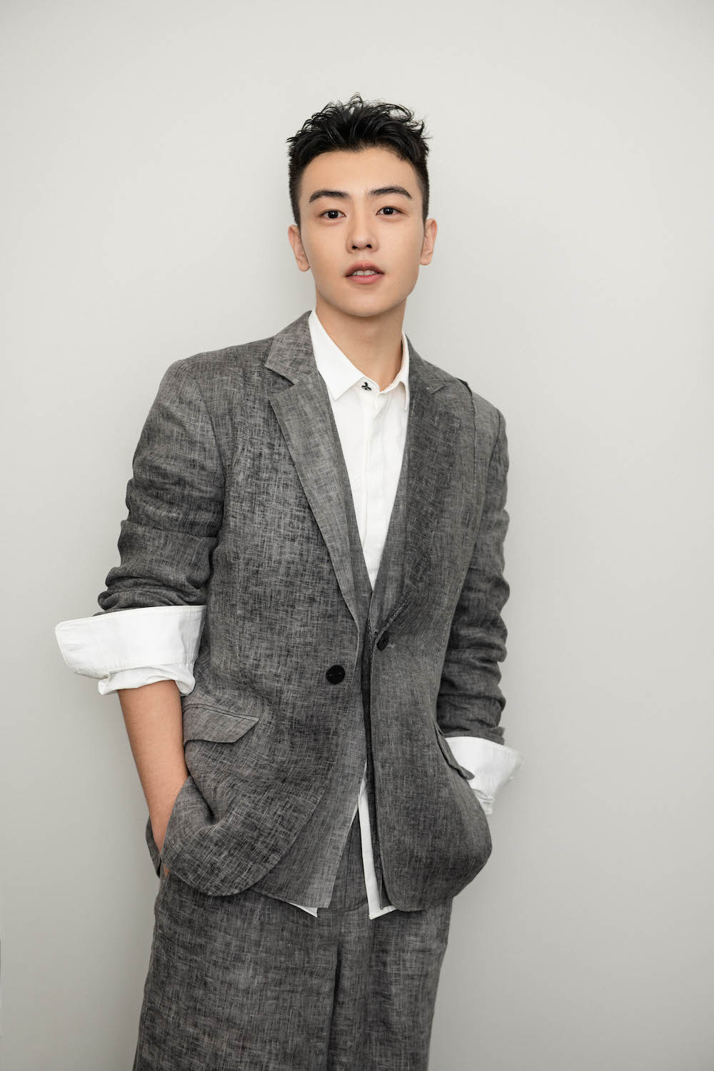 于翔亮修身西装 简约造型彰显时尚态度 于翔亮修身西装 简约造型彰显时尚态度