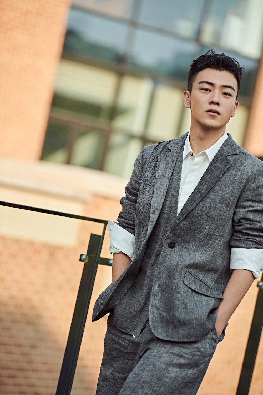 于翔亮修身西装 简约造型彰显时尚态度 于翔亮修身西装 简约造型彰显时尚态度