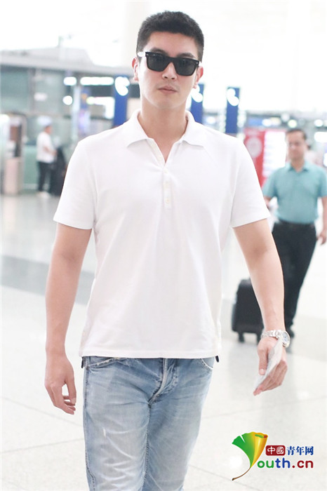 杜江身姿挺拔似“小白杨” 白色上衣展现好身材