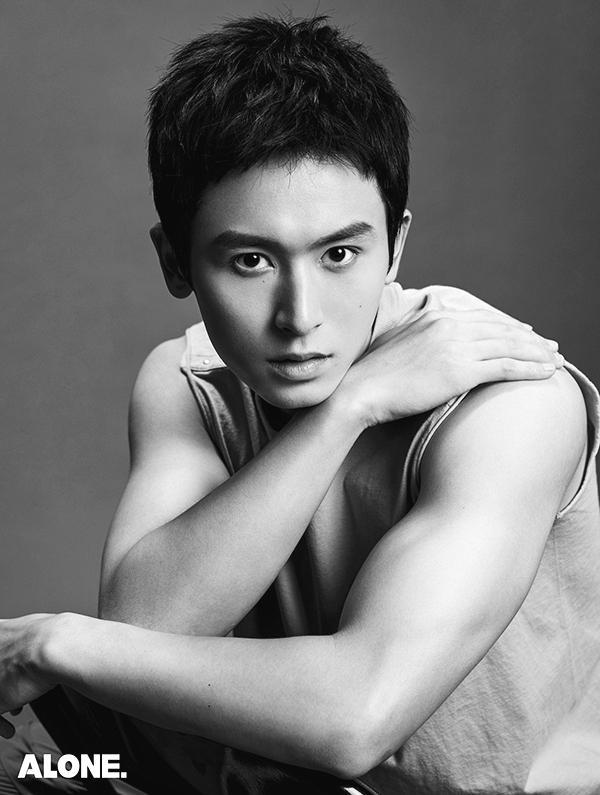 张哲瀚写真大片曝光 帅气有型尽显成熟魅力 张哲瀚写真大片曝光 帅气有型尽显成熟魅力