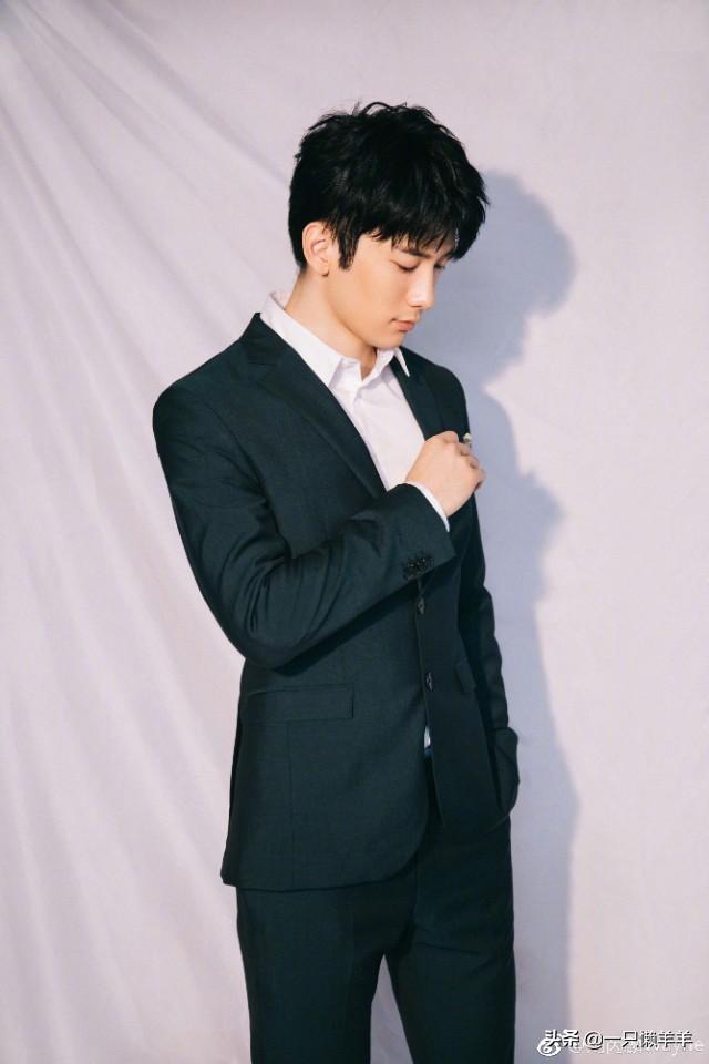 刘芮麟帅气依旧,最后一张图有惊喜! 刘芮麟帅气依旧,最后一张图有惊喜!