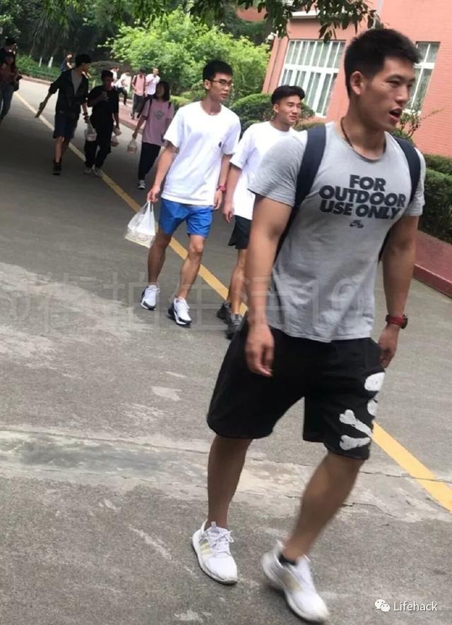 成都体院的男生,身材好到令人发指 成都体院的男生,身材好到令人发指