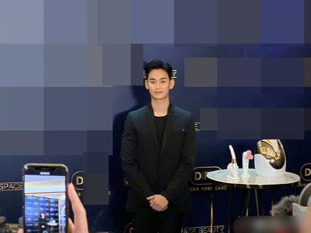 31岁金秀贤退伍,这副西装打扮,是成熟了还是沧桑了 31岁金秀贤退伍,这副西装打扮,是成熟了还是沧桑了