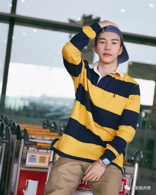 海兰察演飞行员,这身材穿正装太帅了 海兰察演飞行员,这身材穿正装太帅了