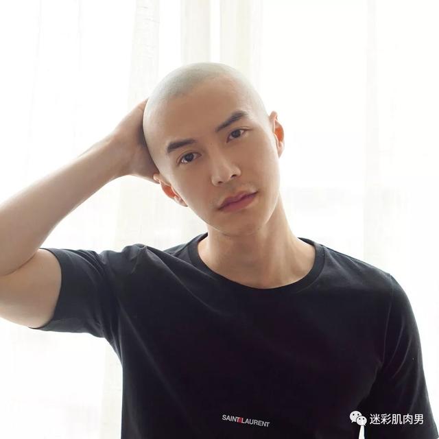 海兰察演飞行员,这身材穿正装太帅了 海兰察演飞行员,这身材穿正装太帅了