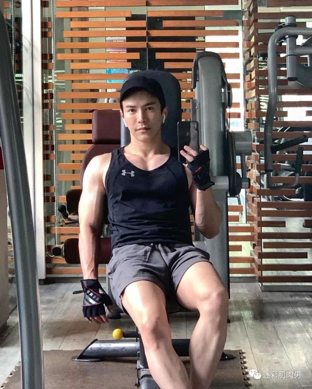 海兰察演飞行员,这身材穿正装太帅了 海兰察演飞行员,这身材穿正装太帅了