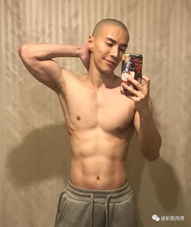 海兰察演飞行员,这身材穿正装太帅了 海兰察演飞行员,这身材穿正装太帅了