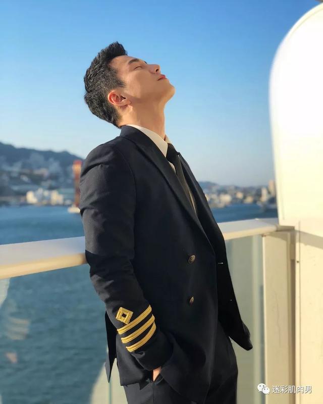 海兰察演飞行员,这身材穿正装太帅了 海兰察演飞行员,这身材穿正装太帅了