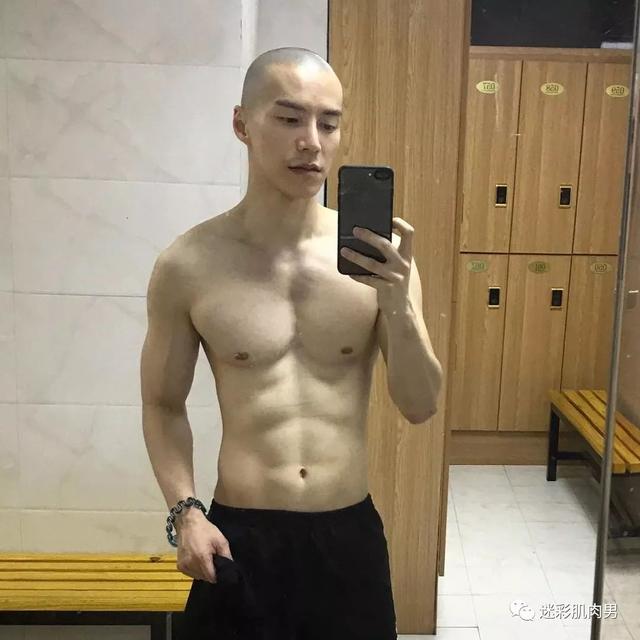 海兰察演飞行员,这身材穿正装太帅了 海兰察演飞行员,这身材穿正装太帅了