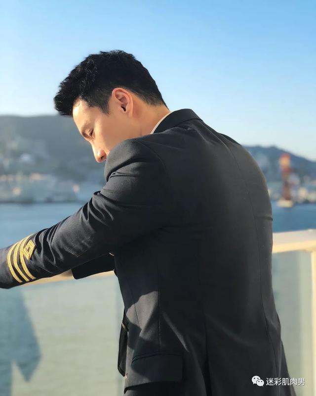 海兰察演飞行员,这身材穿正装太帅了 海兰察演飞行员,这身材穿正装太帅了