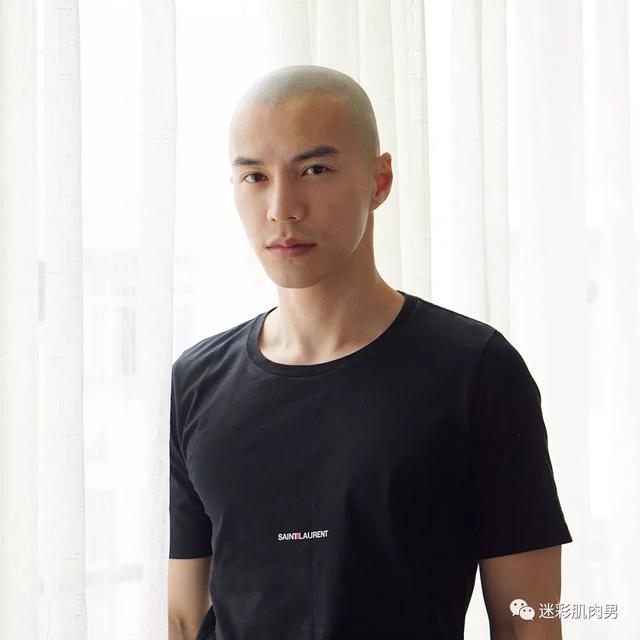 海兰察演飞行员,这身材穿正装太帅了 海兰察演飞行员,这身材穿正装太帅了