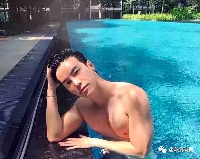 海兰察演飞行员,这身材穿正装太帅了 海兰察演飞行员,这身材穿正装太帅了