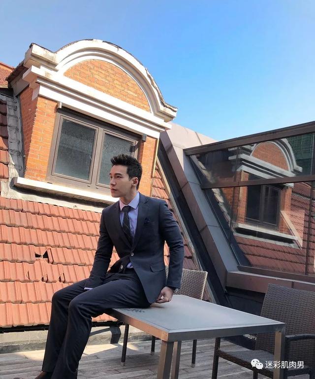 海兰察演飞行员,这身材穿正装太帅了 海兰察演飞行员,这身材穿正装太帅了