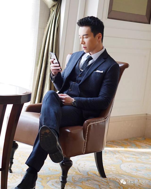 海兰察演飞行员,这身材穿正装太帅了 海兰察演飞行员,这身材穿正装太帅了