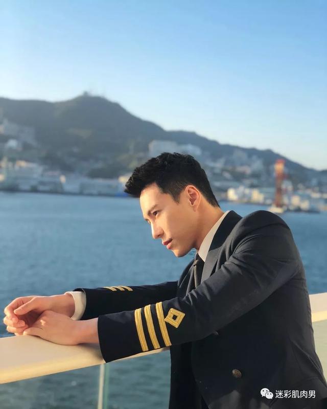 海兰察演飞行员,这身材穿正装太帅了 海兰察演飞行员,这身材穿正装太帅了