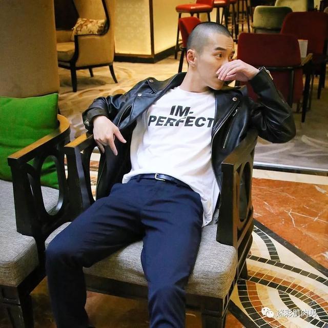 海兰察演飞行员,这身材穿正装太帅了 海兰察演飞行员,这身材穿正装太帅了