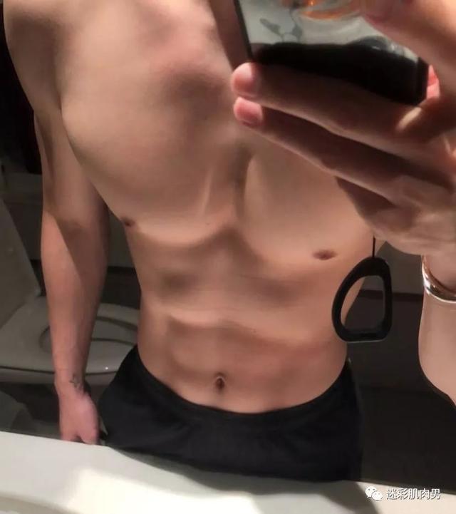 海兰察演飞行员,这身材穿正装太帅了 海兰察演飞行员,这身材穿正装太帅了