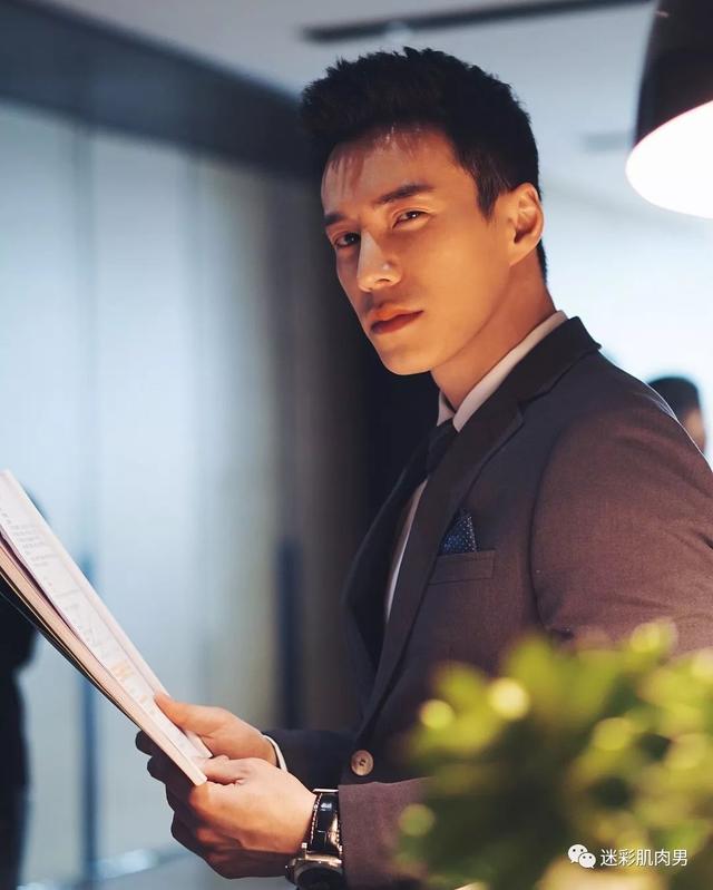 海兰察演飞行员,这身材穿正装太帅了 海兰察演飞行员,这身材穿正装太帅了