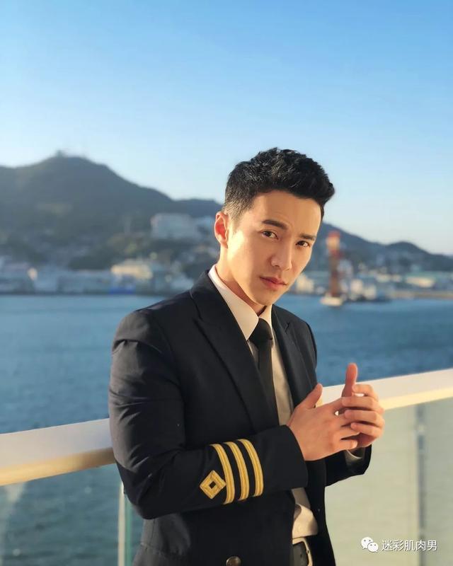 海兰察演飞行员,这身材穿正装太帅了 海兰察演飞行员,这身材穿正装太帅了