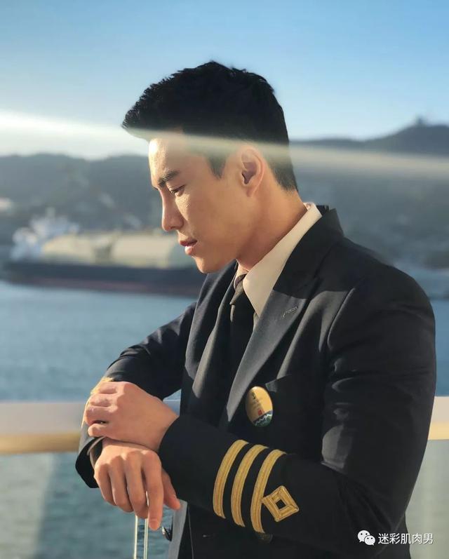 海兰察演飞行员,这身材穿正装太帅了 海兰察演飞行员,这身材穿正装太帅了