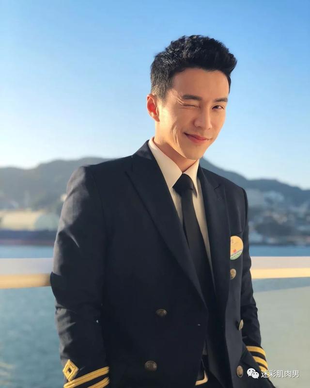 海兰察演飞行员,这身材穿正装太帅了 海兰察演飞行员,这身材穿正装太帅了