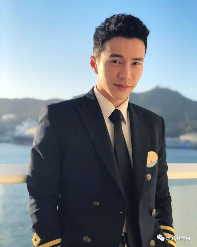 海兰察演飞行员,这身材穿正装太帅了 海兰察演飞行员,这身材穿正装太帅了