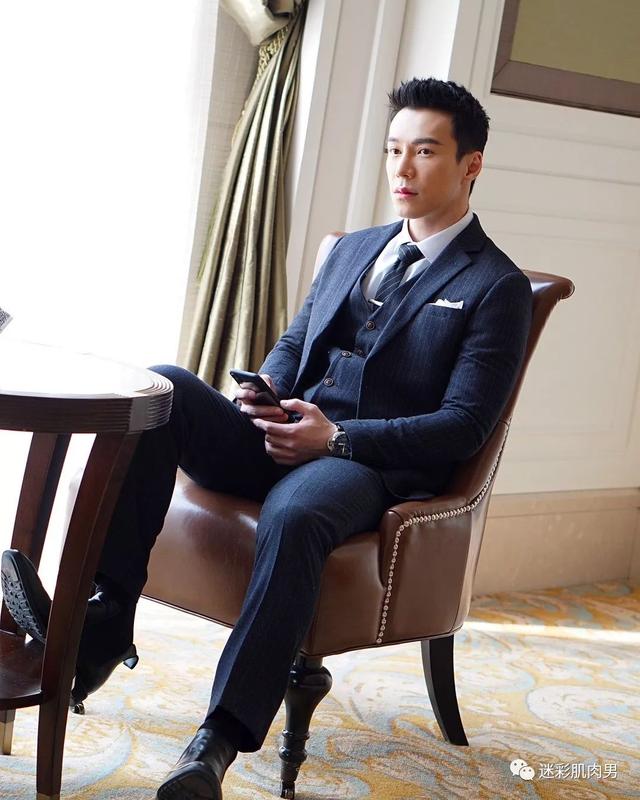 海兰察演飞行员,这身材穿正装太帅了 海兰察演飞行员,这身材穿正装太帅了