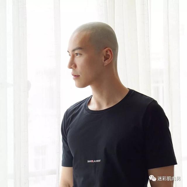 海兰察演飞行员,这身材穿正装太帅了 海兰察演飞行员,这身材穿正装太帅了