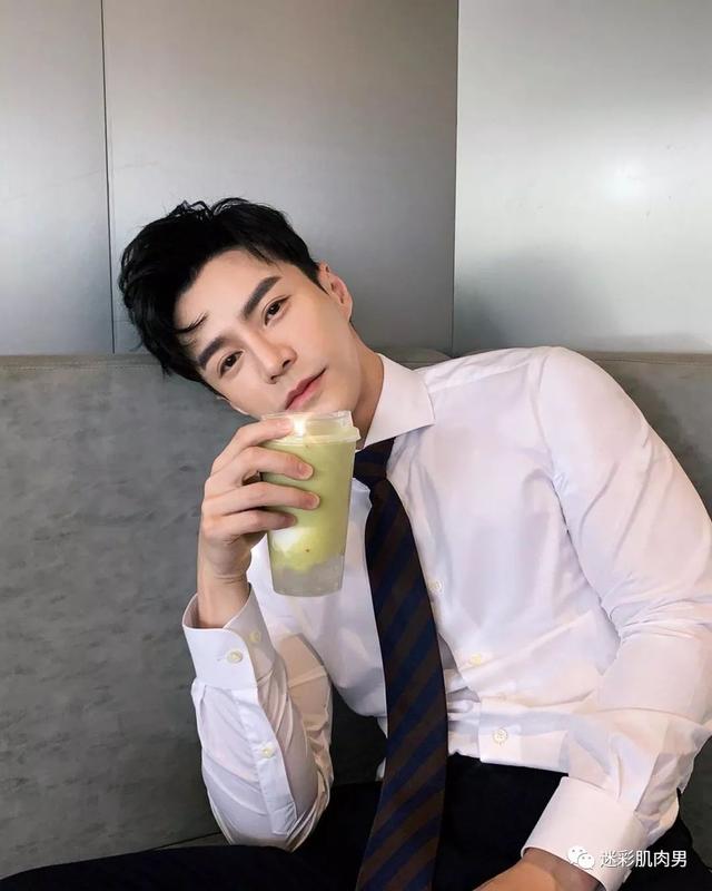 海兰察演飞行员,这身材穿正装太帅了 海兰察演飞行员,这身材穿正装太帅了