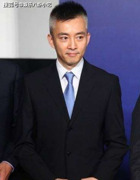 曾是央视最帅主持人,后因同性绯闻辞职,今50岁身家过亿成霸道总裁 曾是央视最帅主持人,后因同性绯闻辞职,今50岁身家过亿成霸道总裁