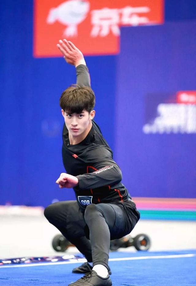 武汉体院男生张峰进演艺圈,肌肉身材没藏住了 武汉体院男生张峰进演艺圈,肌肉身材没藏住了