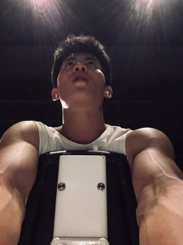 武汉体院男生张峰进演艺圈,肌肉身材没藏住了 武汉体院男生张峰进演艺圈,肌肉身材没藏住了