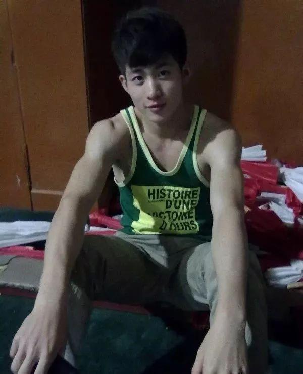 武汉体院男生张峰进演艺圈,肌肉身材没藏住了 武汉体院男生张峰进演艺圈,肌肉身材没藏住了