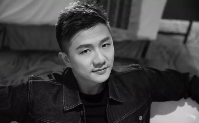 陈一冰发身材照,网友:不是说他身材走样发福了吗? 陈一冰发身材照,网友:不是说他身材走样发福了吗?