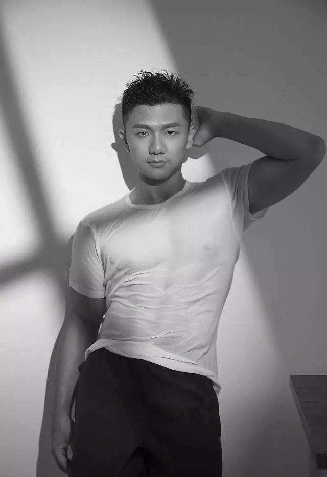 陈一冰发身材照,网友:不是说他身材走样发福了吗? 陈一冰发身材照,网友:不是说他身材走样发福了吗?