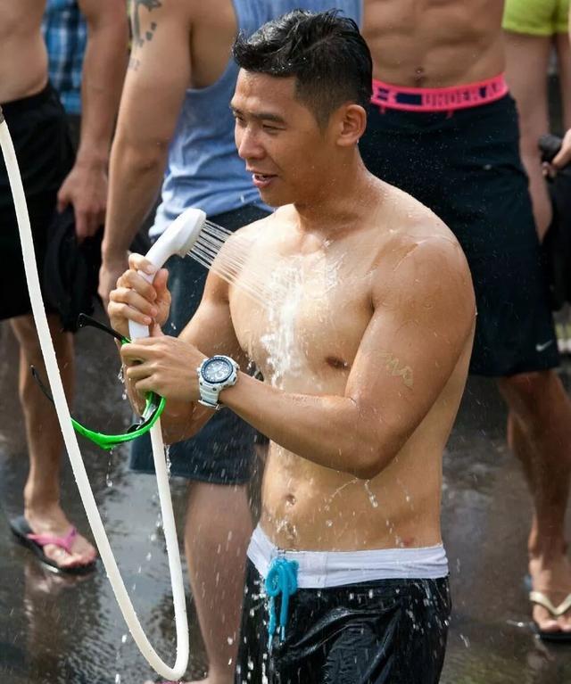 龙舟体育生的身材满屏都是男性荷尔蒙的味道 龙舟体育生的身材满屏都是男性荷尔蒙的味道