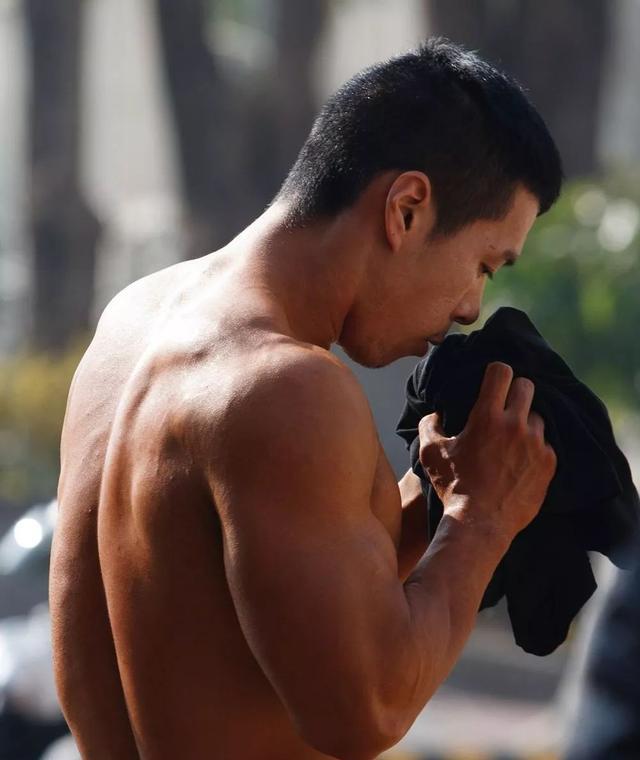 龙舟体育生的身材满屏都是男性荷尔蒙的味道 龙舟体育生的身材满屏都是男性荷尔蒙的味道