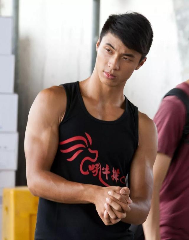 龙舟体育生的身材满屏都是男性荷尔蒙的味道 龙舟体育生的身材满屏都是男性荷尔蒙的味道