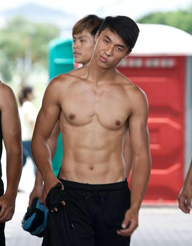 龙舟体育生的身材满屏都是男性荷尔蒙的味道 龙舟体育生的身材满屏都是男性荷尔蒙的味道