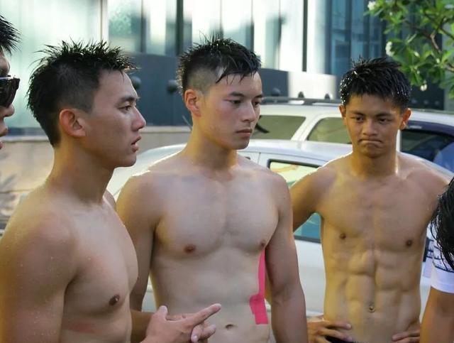 龙舟体育生的身材满屏都是男性荷尔蒙的味道 龙舟体育生的身材满屏都是男性荷尔蒙的味道